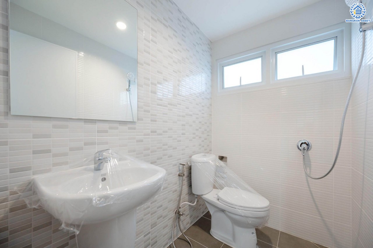 บ้านมือสองตกแต่งใหม่ โครงการ มณียา2 รัตนาธิเบศร์-ท่าอิฐ แบรนด์ Property Perfect หลังใหญ่ เนื้อที่ 50 ตร.ว. ฟังก์ชันครบ 3 ห้องนอน 2 ห้องน้ำ 1 ห้องอเนกประสงค์ 1 ที่จอดรถ บนทำเลเชื่อมต่อถนนรัตนาธิเบศร์ และถนนราชพฤกษ์ ใจกลาง 2 เซ็นทรัลฯ ใกล้รถไฟฟ้าสายสีม่วง "สถานีบางรักน้อยท่าอิฐ" และทางด่วน "งามวงศ์วาน"